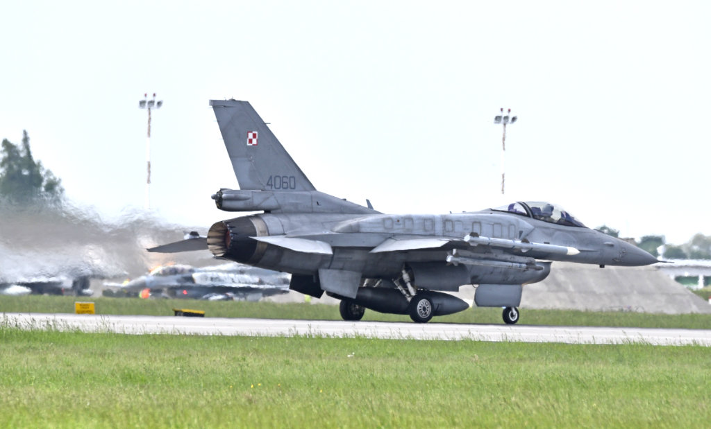 F-16 of the Polish Air Force, 524060, at takeoff
